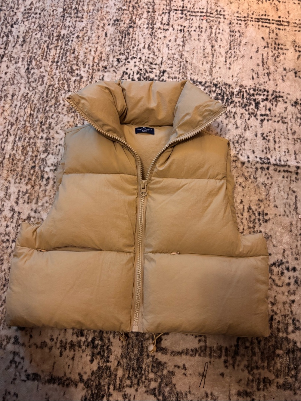Cropped Quilted Puffer Vest in Beige